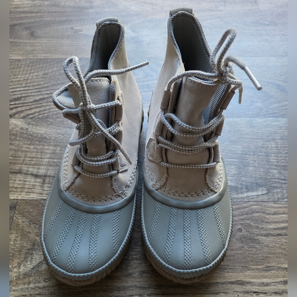 Sorel Gray and Tan Boots - Picture 3 of 7